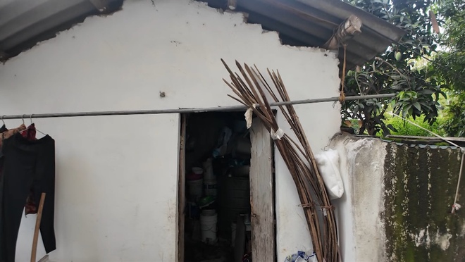 Chuyện hai mẹ con nương tựa nhau trong căn nhà chưa tới 10m2 - Ảnh 1.