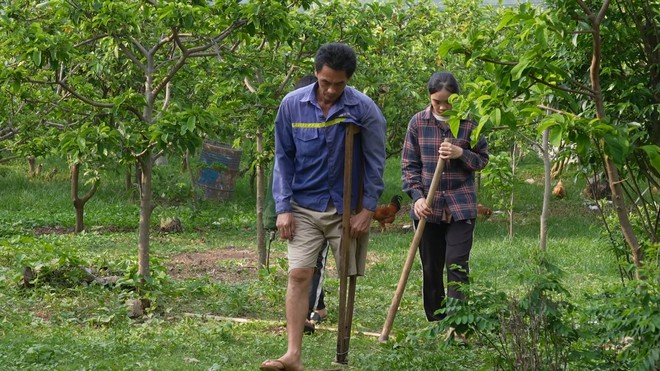 Xót xa cảnh người cha khuyết tật một mình nuôi hai con nhỏ - Ảnh 2.