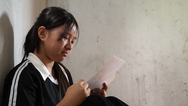 Anh trai gác lại ước mơ để nuôi em gái khi cha mẹ qua đời - Ảnh 1.
