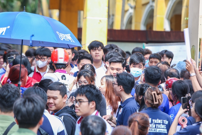 NewZround: Từ phòng thi đến vòng tay gia đình - sĩ tử "2K7" viết nên tình yêu quê hương, Tổ quốc - Ảnh 1.