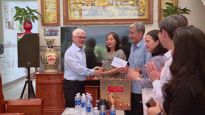 Đoàn Đại biểu Quốc hội TP.HCM thăm hỏi, tặng quà các gia đình chính sách - Ảnh 2.