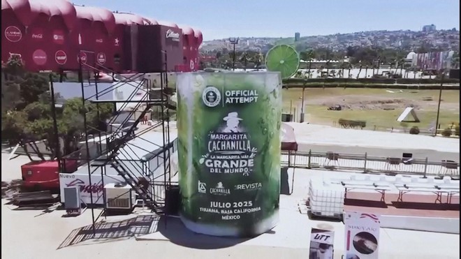 Kỷ lục Guinness pha chế ly margarita lớn nhất thế giới - Ảnh 1.