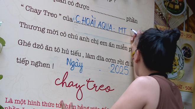TP.HCM: Ấm lòng những phần cơm "treo", bún "treo" nghĩa tình - Ảnh 4.