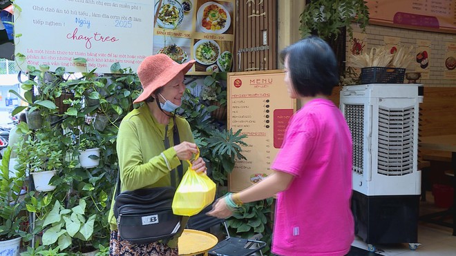 TP.HCM: Ấm lòng những phần cơm "treo", bún "treo" nghĩa tình - Ảnh 3.