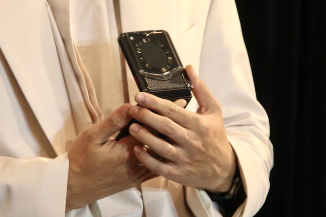Chiếc Vertu Quantum Flip giá từ 159 triệu đến 2 tỉ đồng - Ảnh 2.