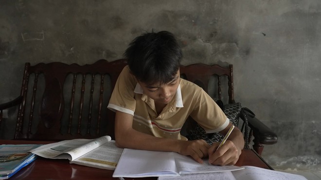 Vi Quốc Việt: Cậu bé Nùng mồ côi mẹ và ước mơ học công nghệ thông tin - Ảnh 2.