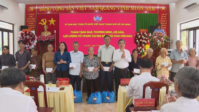 Lãnh đạo TP.HCM thăm, tặng quà tại Đặc khu Côn Đảo nhân dịp 27/7 - Ảnh 1.