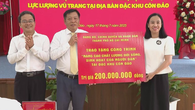 Lãnh đạo TP.HCM thăm, tặng quà tại Đặc khu Côn Đảo nhân dịp 27/7 - Ảnh 2.