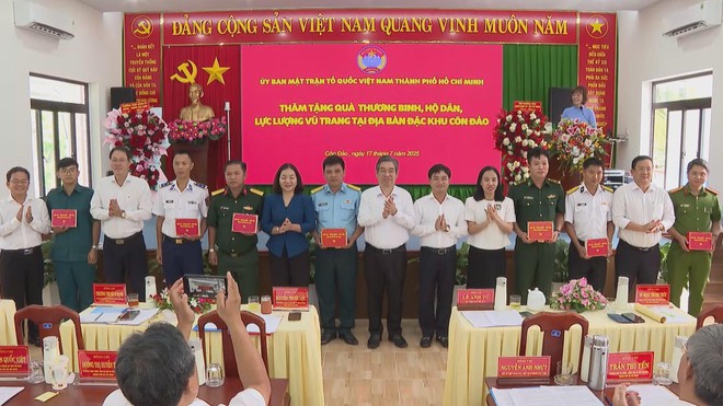 Lãnh đạo TP.HCM thăm, tặng quà tại Đặc khu Côn Đảo nhân dịp 27/7 - Ảnh 4.