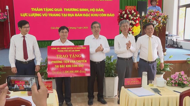 Lãnh đạo TP.HCM thăm, tặng quà tại Đặc khu Côn Đảo nhân dịp 27/7 - Ảnh 3.