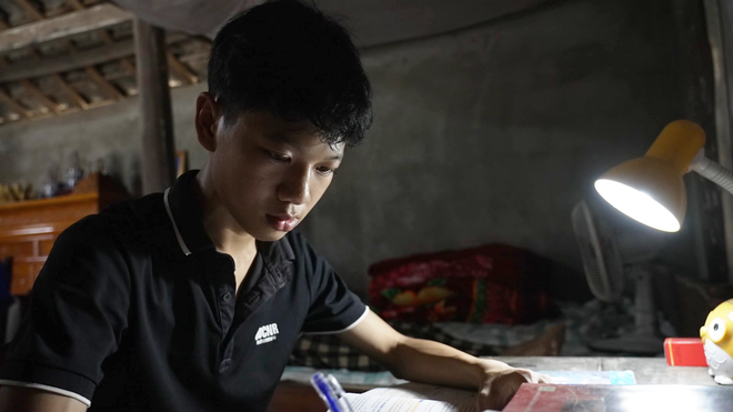 Cha mất, mẹ ốm nặng, em Nguyễn Danh Tuấn nỗ lực vượt qua nghịch cảnh - Ảnh 1.