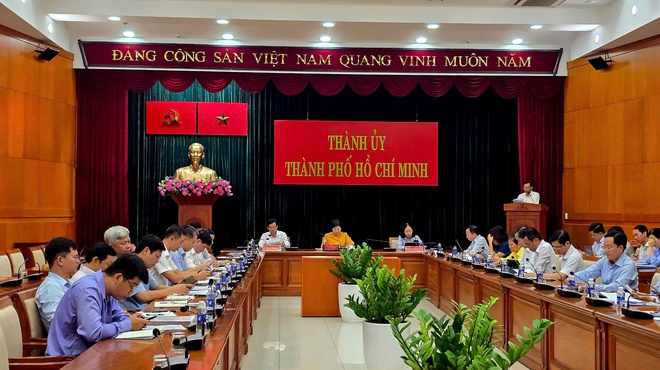Thành ủy TP.HCM họp trực tuyến với Bí thư, Chủ tịch 168 phường, xã, đặc khu - Ảnh 1.