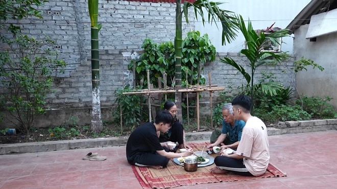 Bà cụ 70 tuổi gồng gánh nuôi chồng bệnh và hai cháu mồ côi - Ảnh 3.