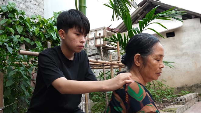 Bà cụ 70 tuổi gồng gánh nuôi chồng bệnh và hai cháu mồ côi - Ảnh 5.