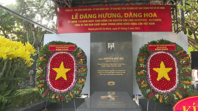 Dâng hương kỷ niệm 110 năm ngày sinh Tổng Bí thư Nguyễn Văn Linh - Ảnh 2.