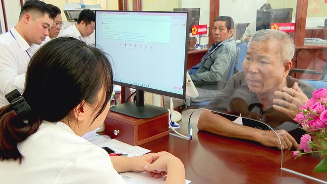 Dấu ấn lịch sử trong ngày khởi đầu của phường Đức Nhuận mới: Chào đón công dân mới đầu tiên - Ảnh 4.