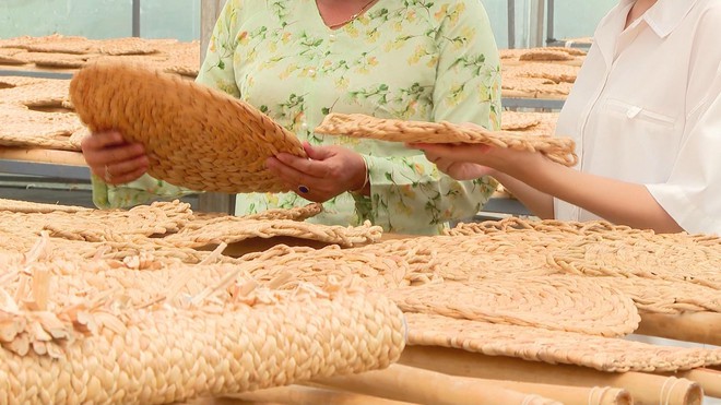 Nâng cao sinh kế cho làng nghề đan lát các sản phẩm từ lục bình - Ảnh 4.