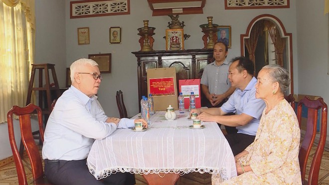 Trưởng Đoàn Đại biểu Quốc hội TP.HCM thăm, tặng quà gia đinh chính sách - Ảnh 3.