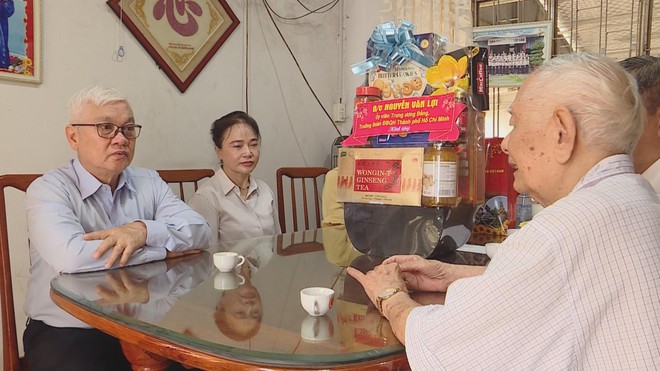 Trưởng Đoàn Đại biểu Quốc hội TP.HCM thăm, tặng quà gia đinh chính sách - Ảnh 2.