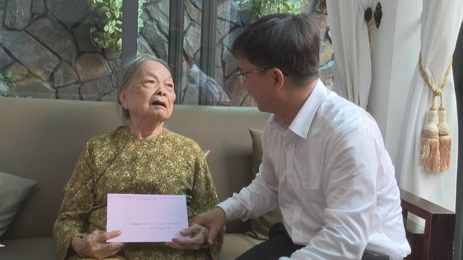 Trưởng Ban Tuyên giáo và Dân vận Thành ủy TP.HCM thăm, tặng quà các gia đình chính sách tiêu biểu - Ảnh 1.