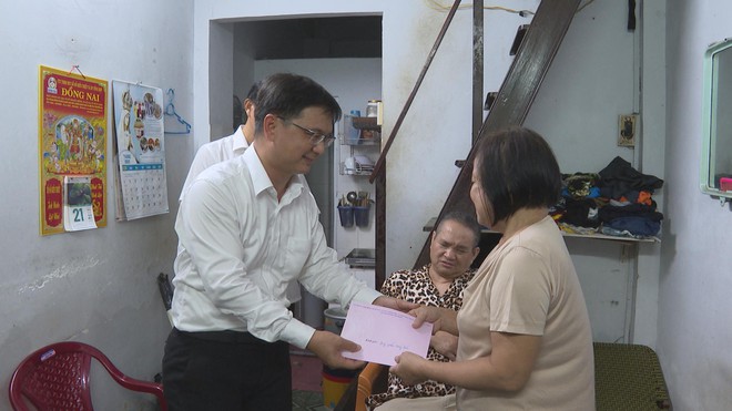 Trưởng Ban Tuyên giáo và Dân vận Thành ủy TP.HCM thăm, tặng quà các gia đình chính sách tiêu biểu - Ảnh 3.