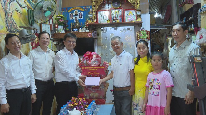Trưởng Ban Tuyên giáo và Dân vận Thành ủy TP.HCM thăm, tặng quà các gia đình chính sách tiêu biểu - Ảnh 4.