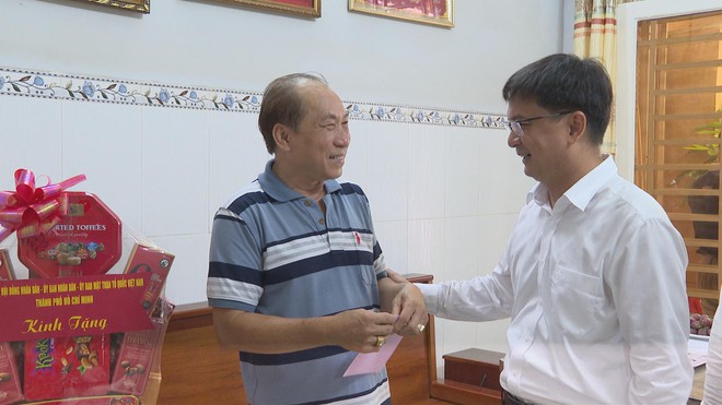 Trưởng Ban Tuyên giáo và Dân vận Thành ủy TP.HCM thăm, tặng quà các gia đình chính sách tiêu biểu - Ảnh 2.