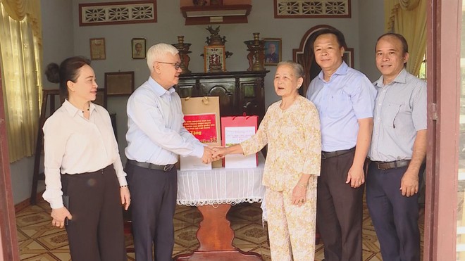 Trưởng Đoàn Đại biểu Quốc hội TP.HCM thăm, tặng quà gia đinh chính sách - Ảnh 4.