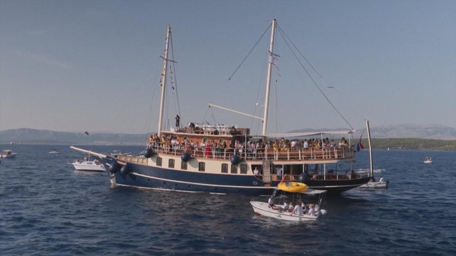 Croatia: Tàu thuyền kéo co tranh giành hòn đảo - Ảnh 2.