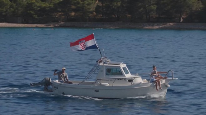 Croatia: Tàu thuyền kéo co tranh giành hòn đảo - Ảnh 3.
