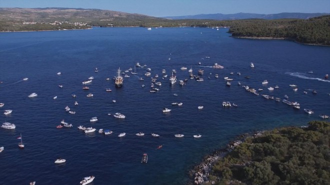 Croatia: Tàu thuyền kéo co tranh giành hòn đảo - Ảnh 1.