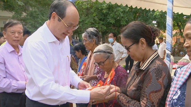 TP.HCM hỗ trợ y tế cho người dân khó khăn ở Campuchia - Ảnh 2.