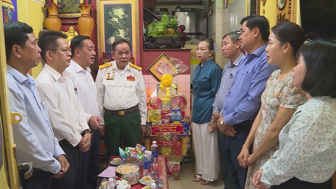 Lãnh đạo HĐND TP.HCM thăm, tri ân các gia đình thương binh, liệt sĩ - Ảnh 5.