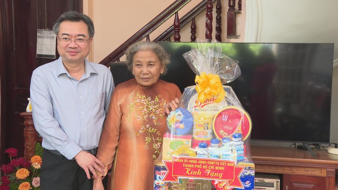 Phó Bí thư Thường trực Thành ủy TP.HCM Nguyễn Thanh Nghị thăm, tặng quà gia đình chính sách, người có công - Ảnh 3.