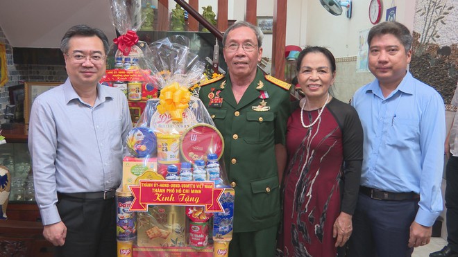 Phó Bí thư Thường trực Thành ủy TP.HCM Nguyễn Thanh Nghị thăm, tặng quà gia đình chính sách, người có công - Ảnh 5.