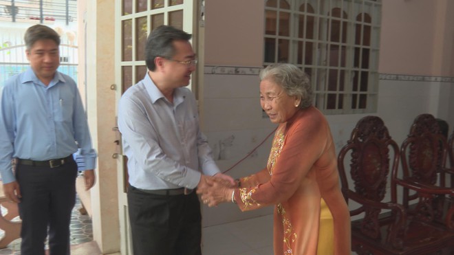 Phó Bí thư Thường trực Thành ủy TP.HCM Nguyễn Thanh Nghị thăm, tặng quà gia đình chính sách, người có công - Ảnh 4.