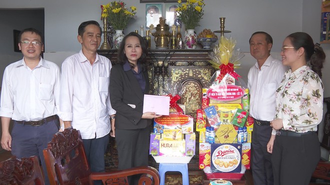 Lãnh đạo TP.HCM thăm và tặng quà các gia đình chính sách nhân dịp 27/7 - Ảnh 6.