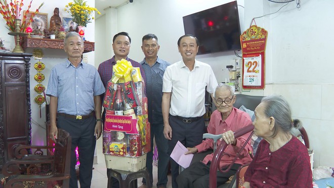 Lãnh đạo TP.HCM thăm và tặng quà các gia đình chính sách nhân dịp 27/7 - Ảnh 7.