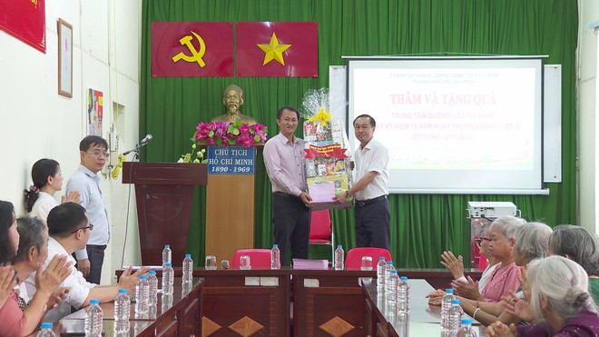 Lãnh đạo TP.HCM thăm và tặng quà các gia đình chính sách nhân dịp 27/7 - Ảnh 2.