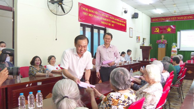 Lãnh đạo TP.HCM thăm và tặng quà các gia đình chính sách nhân dịp 27/7 - Ảnh 3.