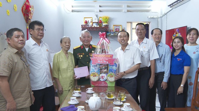 Lãnh đạo TP.HCM thăm và tặng quà các gia đình chính sách nhân dịp 27/7 - Ảnh 4.