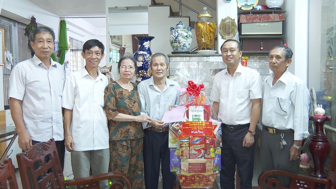 Lãnh đạo TP.HCM thăm và tặng quà các gia đình chính sách nhân dịp 27/7 - Ảnh 5.