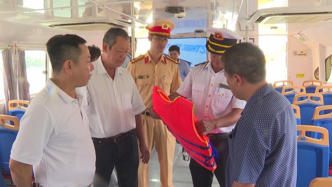 TP.HCM tăng cường kiểm tra an toàn giao thông đường thủy mùa mưa bão - Ảnh 2.
