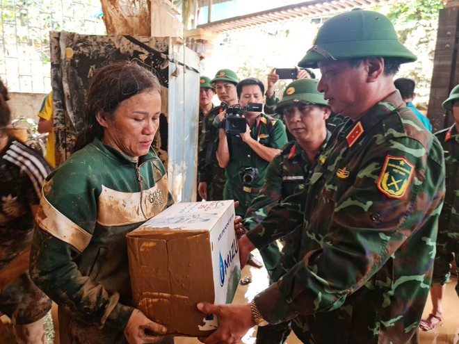 Người dân Nghệ An bị lũ cô lập xúc động khi trực thăng thả lương thực - Ảnh 6.