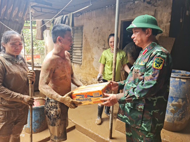 Người dân Nghệ An bị lũ cô lập xúc động khi trực thăng thả lương thực - Ảnh 5.