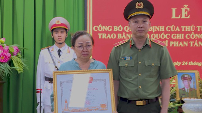 Lễ truy điệu, trao và an vị Bằng Tổ quốc ghi công cho Liệt sĩ – Đại úy Phan Tấn Tài - Ảnh 3.