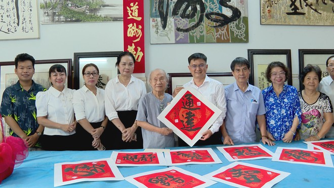 Thành ủy TP.HCM thăm và tặng quà văn nghệ sĩ tiêu biểu - Ảnh 1.