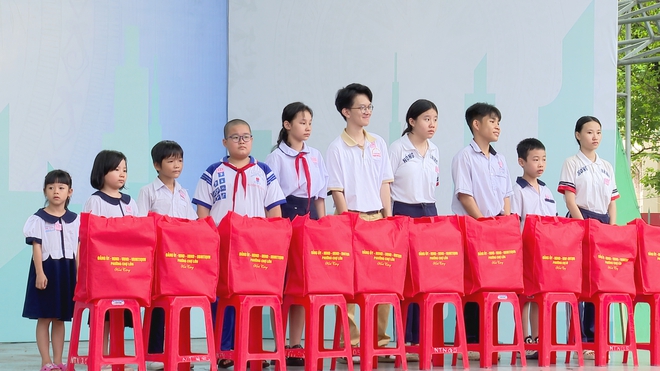 Cắt tóc, khám bệnh miễn phí tại Ngày hội “An sinh xã hội” phường Chợ Lớn - Ảnh 5.