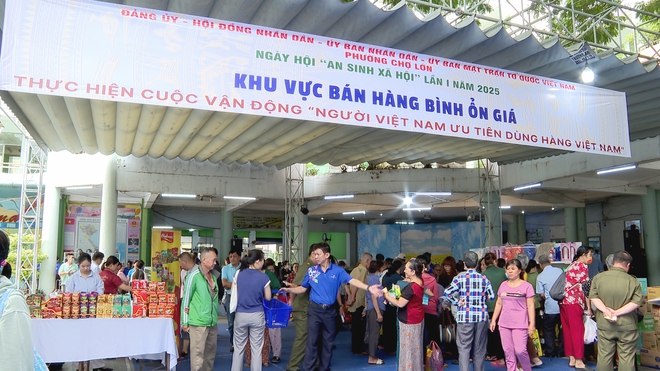 Cắt tóc, khám bệnh miễn phí tại Ngày hội “An sinh xã hội” phường Chợ Lớn - Ảnh 1.