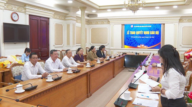 TP.HCM trao quyết định nghỉ hưu trước tuổi cho nhiều cán bộ chủ chốt - Ảnh 4.